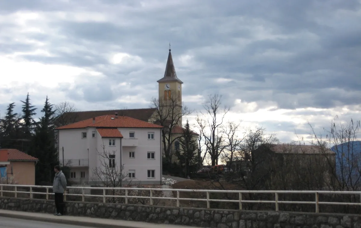 Fotografija mjesta Viškovo (naslov izvornika: Crkva sv Matej Viskovo 160309)