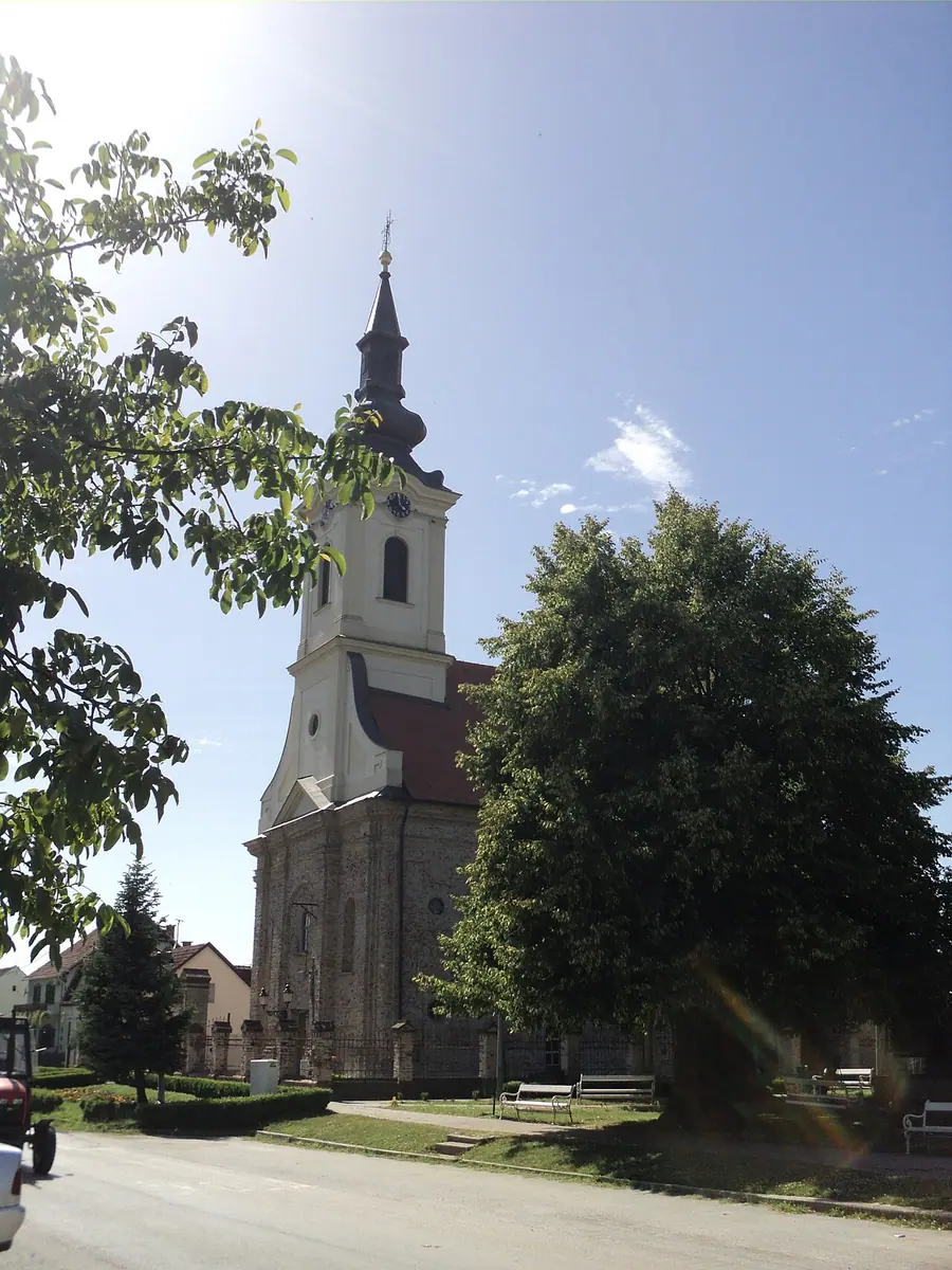 Fotografija mjesta Komletinci (naslov izvornika: Župna crkva, Komletinci)