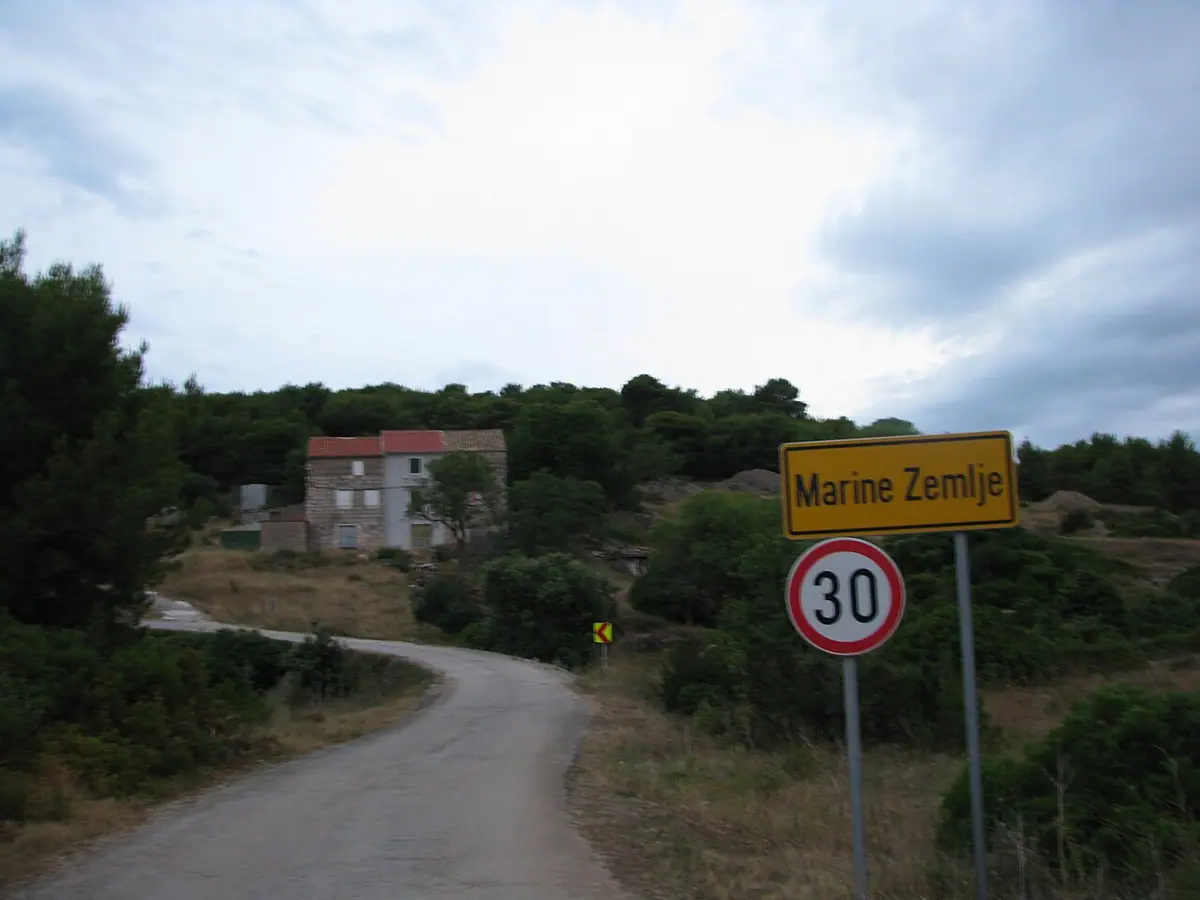 Fotografija mjesta Marinje Zemlje (naslov izvornika: Marine Zemlje Vis)