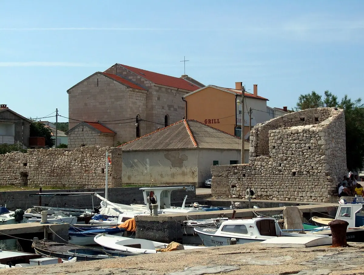 Fotografija mjesta Ražanac (naslov izvornika: Razanac - city walls and harbour)