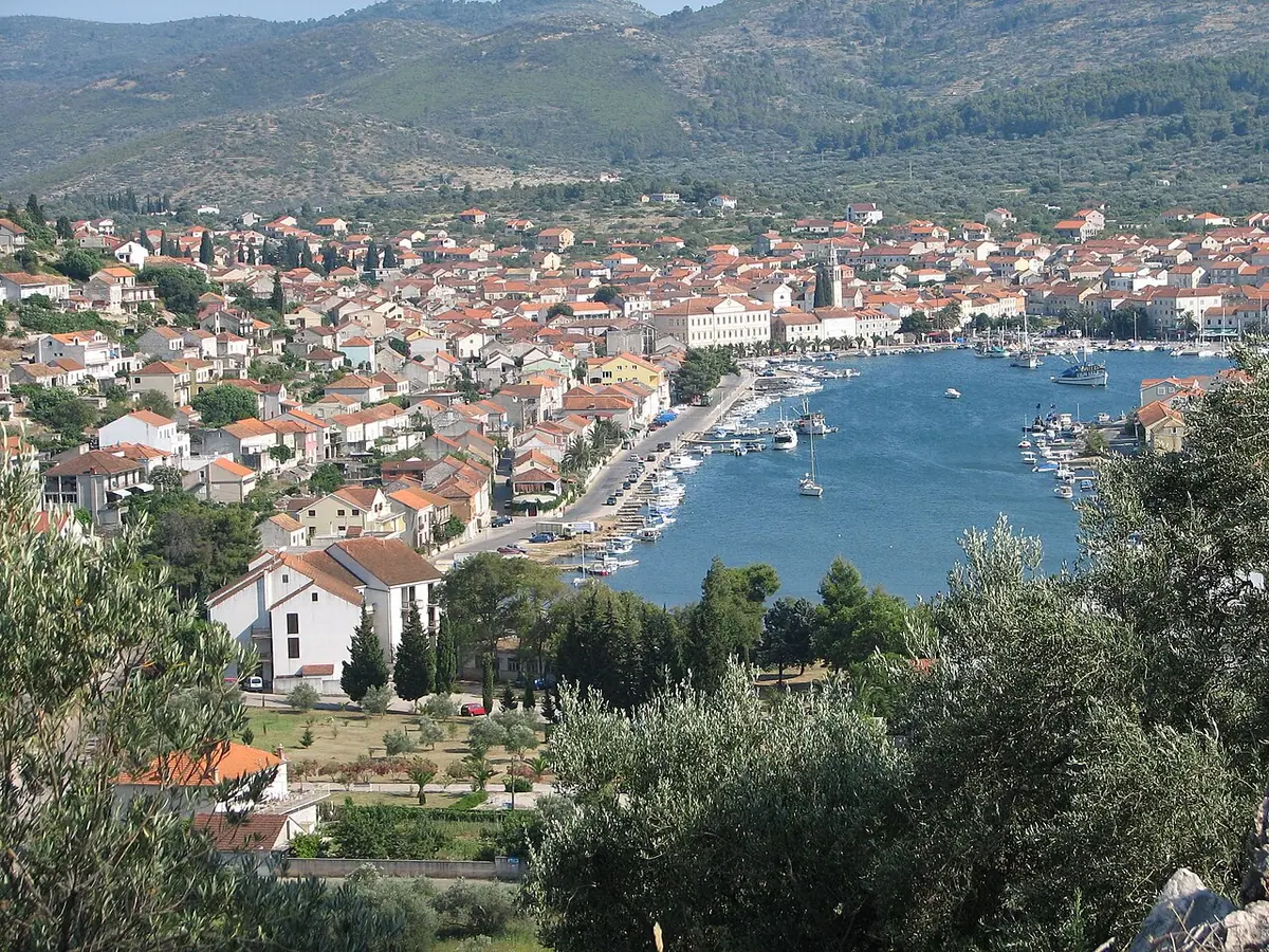 Fotografija mjesta Vela Luka (naslov izvornika: Vela Luka (Croatia) view from mountains)