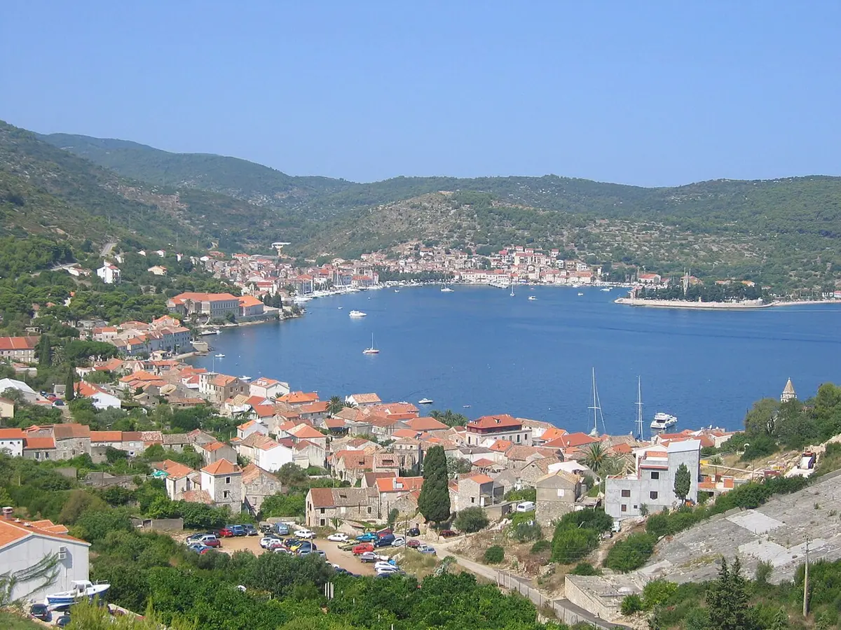 Fotografija mjesta Vis (naslov izvornika: Vis Bay, Croatia)